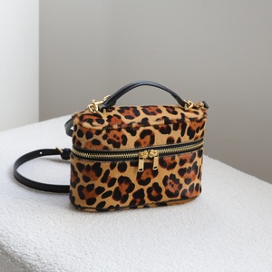 Borsa a Tracolla Piccola Quadrata in Pelle Scamosciata di Pecora con Motivo a Diamante, in Pelle Bovina e Crine di Cavallo, Lusso Moderno, con Cerniera, per Telefono e Pranzo - Product Image 2