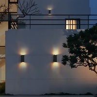 Applique murale d'extérieur moderne étanche IP65 avec tube en aluminium Source de lumière LED Diffuseur en polycarbonate Appliques murales pour jardin