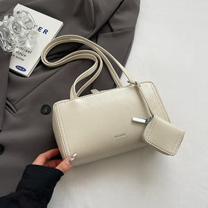 กระเป๋าถือผู้หญิงสีน้ำตาลวินเทจลายเท็กซ์เจอร์สุดแฟชั่น สไตล์ใหม่ปี 2024 แนวสตรีทเทรนด์ ซิปปิด ใช้ได้กับทุกชุด สายสะพายสองเส้น สะพายไหล่หรือถือได้ ขนาดเล็ก - Product Image 6