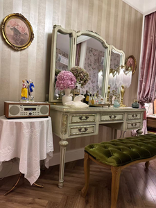 Coiffeuse en bois massif sculpté de style français avec une finition antique et un miroir, convient aux salles de maquillage de la <span class=keywords><strong>chambre</strong></span> à coucher. - Product Image 4