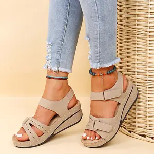 2023 nuovo sandalo piatto casual da donna sandali stile romano caldo fornitore di sandali da indossare all'aperto da donna