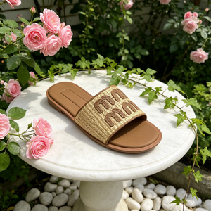 Sandalias de lujo de paja con punta abierta, logotipo grabado, forro de PU, entresuela de EVA, diseño de zapatillas de moda de verano, precio mayorista - Product Image 1