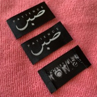 Étiquette tissée en satin noir à surface brillante à pli latéral, étiquette de col en satin confortable avec logo de marque