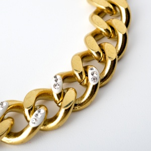 สร้อยข้อมือแบบ Cuban Chain สีทองหนาสำหรับผู้หญิง ชุบทอง 18K สแตนเลสสตีล ประดับเพชรซิร์คอนแบบ Miami - Product Image 5