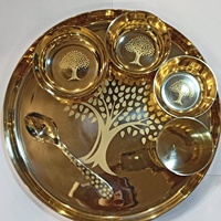 Vente en gros de 6 pièces de vaisselle de luxe en bronze pur/plateau gravé Kansa avec bols en verre, ustensiles en métal vintage pour des bienfaits pour la santé