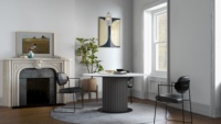 Table de dîner ronde moderne en pierre frittée recyclée avec plateau en céramique et pied en bois