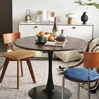 Table à manger élégante de style mid-century avec plateau en placage et base à piétement unique pour petit espace