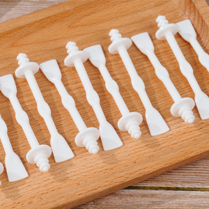 Palitos de cera para la nariz de bajo MOQ, aplicadores desechables de plástico para la eliminación de vello nasal, diseño de doble punta para limpieza de nariz y orejas, y modelado de cejas. - Product Image 1