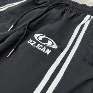 Pantalons de survêtement surdimensionnés streetwear, pantalons de survêtement à jambes droites rayés de designer, pantalons de jogging baggy à boutons latéraux personnalisés, pantalons en nylon pour hommes - Product Image 3