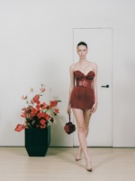 Gaun Mini Beludru Burgundy LM R35 Tanpa Tali dengan Dekorasi Bunga Mawar 3D di Bagian Dada, Sabuk Lebar, Model Bodycon, Gaun Pesta Pendek untuk Wanita