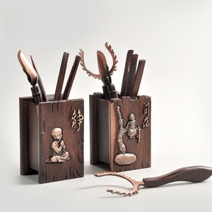 Juego de té de seis piezas de madera de ébano, accesorios cuadrados para la ceremonia del té Kung Fu con figuras talladas y herramientas de cobre. - Product Image 1