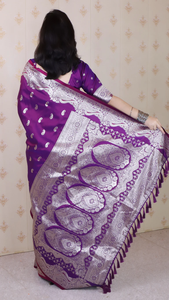 Sari elegante púrpura Banarasi de seda suave con intrincado diseño tejido Zari plateado perfecto para ocasiones festivas bodas - Product Image 3
