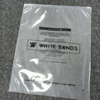 Sacs à fermeture éclair givrés avec logo personnalisé Sacs de vêtement en plastique mat avec fermeture éclair pour vêtements, chaussures, chaussettes, emballage