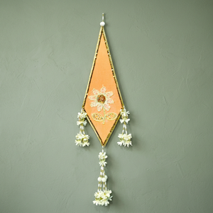 Décoration suspendue triangulaire en velours artificiel artisanal, motif losange, couleur orange - Product Image 2