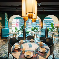 Ensembles de restaurant en bois au design moderne personnalisé de qualité supérieure pour hôtel et comptoir de bar Solutions pour chaînes internationales