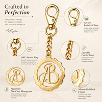 Porte-clés en métal monogramme bicolore or et argent de créateur avec chaîne à pendentif festonné et fermoir, porte-clés en métal personnalisé