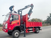 Gru forestale per il carico di tronchi su camion