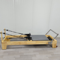Sistema de Entrenamiento Todo en Uno para el Hogar, Reformer de Pilates con Marco de Roble, Cuero de Poliuretano, Espuma de Alta Densidad y Capacidades de Yoga.