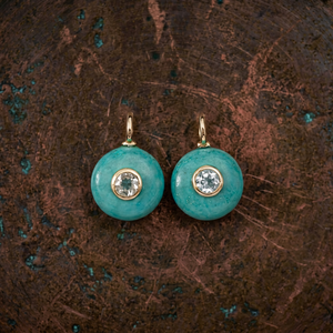 Colgante de howlita verde con incrustaciones de circonita azul, pequeño y redondo, chapado en oro vermeil de 18k, para fabricación de collares, incrustaciones hechas a mano. - Product Image 1