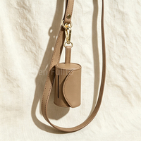 Porte-sacs à déjections canines en cuir végétalien, distributeur portable de luxe pour sacs à déjections canines, à fixer au laisse, accessoire de promenade pour animaux de compagnie avec logo personnalisé
