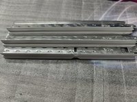 Système de grille de plafond à rainures étroites en T pour plaques de plâtre, panneaux acoustiques et composants de plafonds suspendus