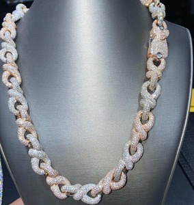 Collier chaîne cubaine hip-hop en or rose et moissanite au design unique pour hommes et femmes, bijou de luxe tendance, disponible à la vente - Product Image 4