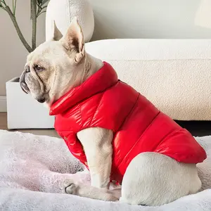 2024 abrigo cálido de marca de moda de nuevo diseño para perros, ropa para perros a prueba de viento para invierno, chaqueta acolchada ultraligera acolchada de algodón para perros