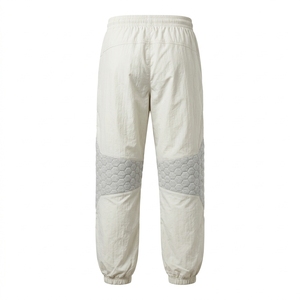 Pantalones de senderismo casuales para hombre, color beige, cálidos, ligeros, cortavientos, con parches hexagonales en las rodillas, cierre de cremallera y cintura elástica. - Product Image 3