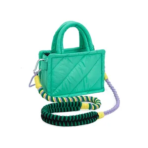 2024 personalizzato a prova di acqua alla moda verde sac principale a femm borse in nylon tessuto imbottito puffer borsa a tracolla da donna