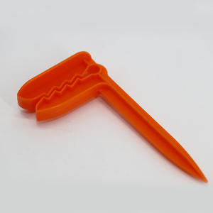 Solución de regalo personalizada Toalleros de playa en arena o césped Estacas de ancla de plástico Abrazaderas de Manta al aire libre - Product Image 5