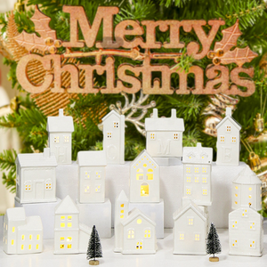Set Di Case Natalizie In Ceramica Bianca Con Luci LED, Villaggio Di Natale In Miniatura Per Camino E Mensola