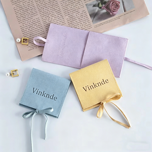 Bolsa de Joyería Cuadrada de Microfibra Vinknde con Cierre de Lazo y Logotipo Grabado para Almacenamiento y Empaque de Regalos - Product Image 5