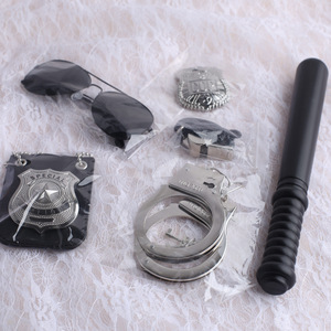 Ensemble de costumes de fête cosplay de <span class=keywords><strong>police</strong></span> personnalisés en gros - Jouets de simulation de matraque et de menottes en plastique sécurisé à bas prix - Product Image 3