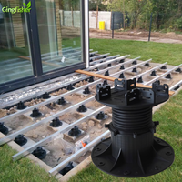 Support de base de carreaux de piédestal en plastique réglable moderne pour les pieds de quille de terrasse en WPC pour l'extérieur, les hôtels et les parcs.