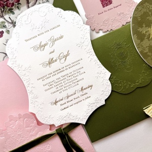 Suite de cartes d'invitation de mariage personnalisées avec enveloppe verte gaufrée et carte à pompon, impression numérique sur papier kraft - Product Image 3