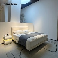 Ensemble de lit de luxe avec tête de lit réglable en bois, cadre en bois, rembourrage en tissu doux, design moderne, literie personnalisable pour chambre à coucher