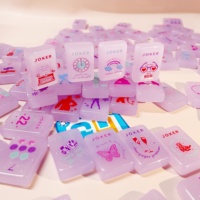 Ensemble de Mahjong de Luxe en Cristal Violet avec un Aspect Translucide, Tuiles de Jeu de Mahjong Gravées avec des Motifs Artistiques et Tendance