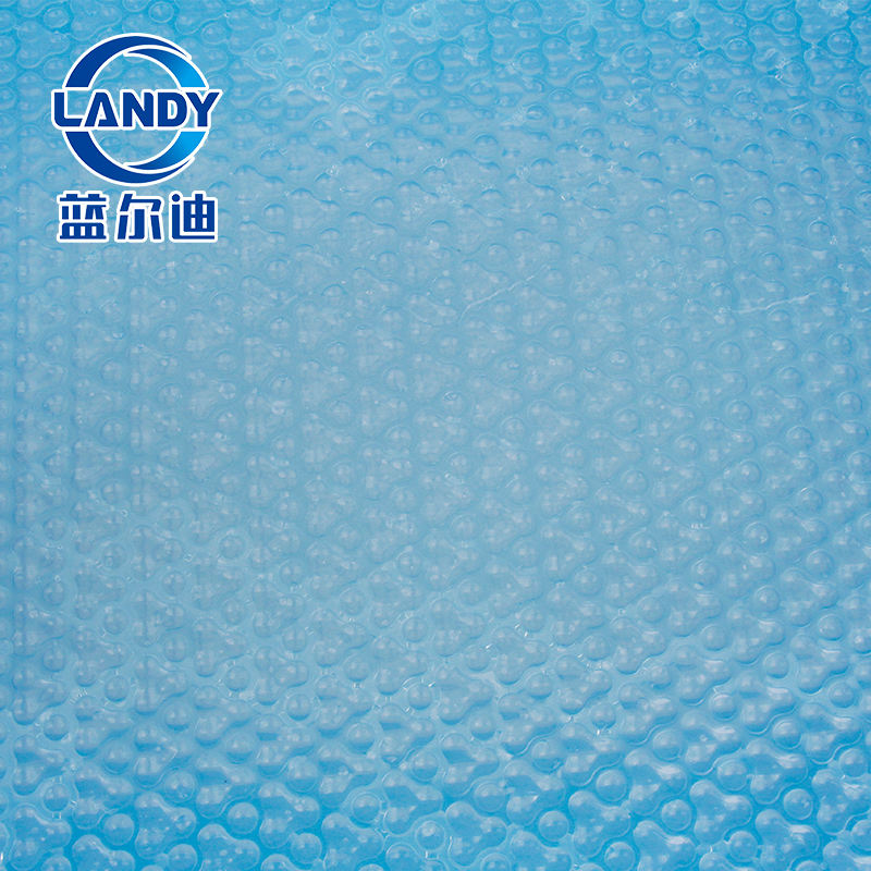 Cubierta de piscina solar azul claro