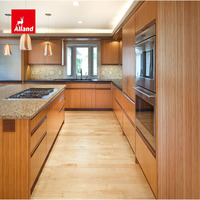 Îlot de cuisine de luxe au design moderne avec panneaux en placage de bambou sur mesure, armoires intégrées et réfrigérateur intégré pour cuisine avec évier