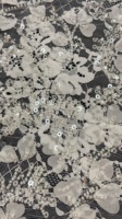 Tissu en dentelle française brodé 3D floral de qualité supérieure avec perles, sequins et strass blancs pour robes de soirée et vêtements de mariage