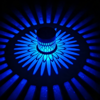 Lampu Dinding Luar Ruangan Tenaga Surya Lampu Proyeksi Berongga Tahan Air Lampu Dekoratif Taman untuk Halaman Teras Belakang Rumah