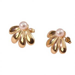 Boucles d'oreilles clous papillon plaquées or, tendance, imitation perle, alliage de zinc léger, pour mariage, unisexe - Product Image 3