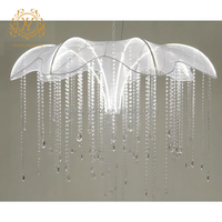 Lustre moderne en métal blanc avec fleurs de lotus en dentelle et cristaux pour la décoration de plafond de mariage de luxe, de fête ou d'hôtel
