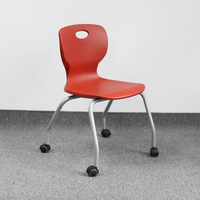 Chaise d'étude scolaire moderne en plastique avec roulettes et fonction empilable pour lycéens et usage hospitalier