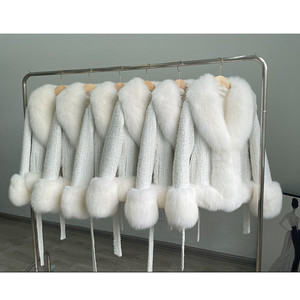 Cappotto in lana da donna con collo e polsini in pelliccia di volpe enorme - Product Image 6