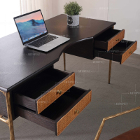 Bureau en rotin et bois de noyer du milieu du siècle, cadre en laiton forgé à la main, table d'étude de luxe