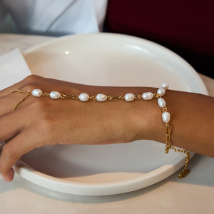 สร้อยข้อมือมุก โซ่ทอง มุกน้ำจืดสีขาว เครื่องประดับสตรี สวมใส่ได้ทุกวัน ดีไซน์ทรงเรขาคณิต - Product Image 2