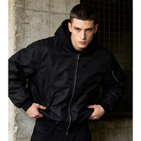 Veste d'hiver pour homme en nylon noir uni personnalisée, avec poche utilitaire, fermeture éclair, style streetwear rétro, veste bomber à capuche