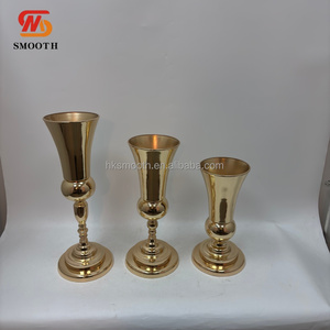 Precio al por mayor de SMOOTH: Elegantes jarrones de metal dorado en forma de trompeta con pedestal para centros de mesa de boda. - Product Image 5