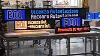Panneau de destination de bus avec haut-parleur Affichage de la gare routière Écran LED programmable pour bus et train